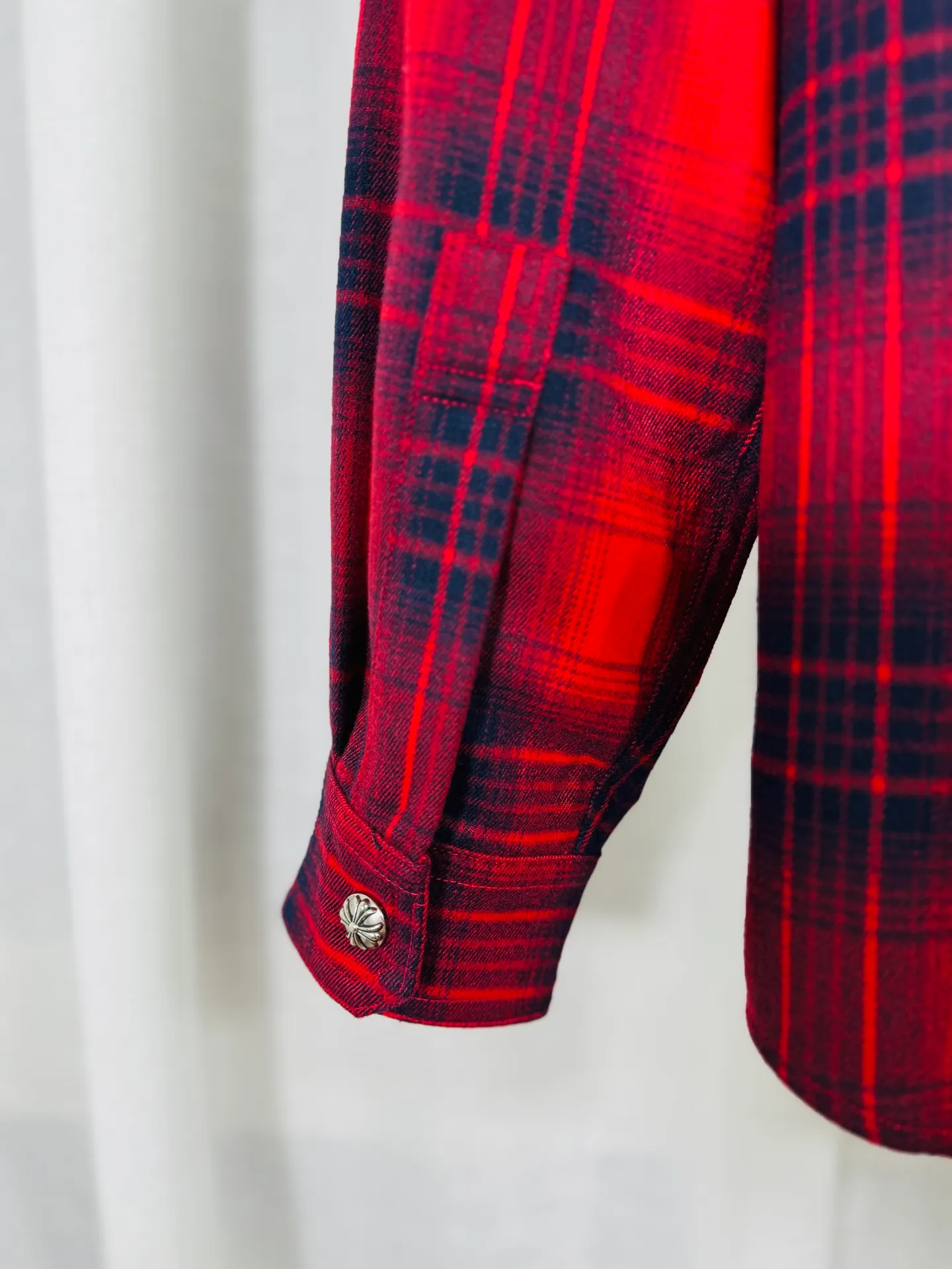 P250 top version, real shot without P, ​​different from market currency) 𝗖𝗵𝗿𝗼𝗺𝗲 𝗛𝗲𝗮𝗿𝘁𝘀/Cro Heart 2025 Diamond Plaid Shirt Accessories: Original model-opening collar label ➕100% silk wash water label. Genuine purchase-grade original hangtag➕matching hanging rope➕3D hanging beads➕original packaging bag. Craftsmanship: The original version has consistent wiring! The highest version of the armhole matching technique! Color: Red Black Size: S M L XL Style No.: 8002